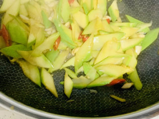 14、醋溜西葫芦,全程2分钟，快速翻炒。