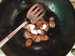 7、腊肠包菜小炒,加入大蒜