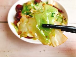 12、腊肠包菜小炒,一片包菜一片香肠，一起入嘴！????