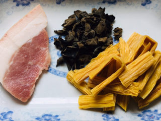 1、腐竹炒木耳,准备食材，干木耳，干腐竹，肉～