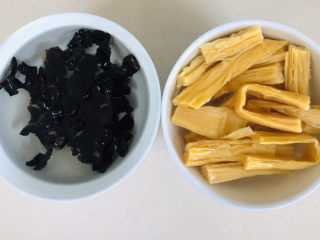 2、腐竹炒木耳,将木耳和腐竹用冷水浸泡半个小时～