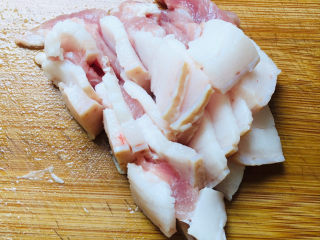 3、腐竹炒木耳,肉，洗净切片～