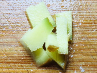 4、腐竹炒木耳,姜，切块～