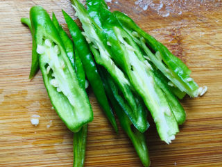 5、腐竹炒木耳,青椒切片～