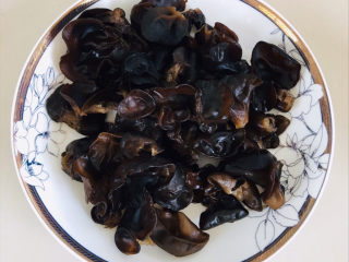 6、腐竹炒木耳,把泡好的木耳一个个摘掉根部，然后用清水洗干净～