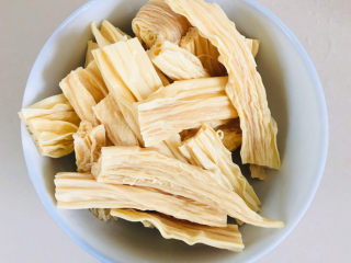 7、腐竹炒木耳,腐竹泡好洗净装碗中备用～