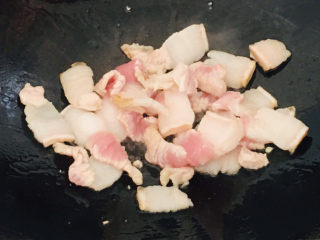 8、腐竹炒木耳,锅中放少许油，以免粘锅，倒入肉片翻炒～