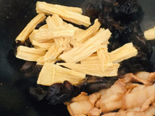 11、腐竹炒木耳,加腐竹，翻炒～