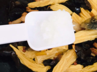 12、腐竹炒木耳,加半勺盐～