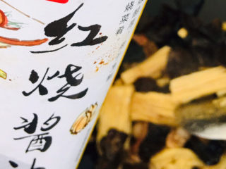 14、腐竹炒木耳,适量红烧酱油～