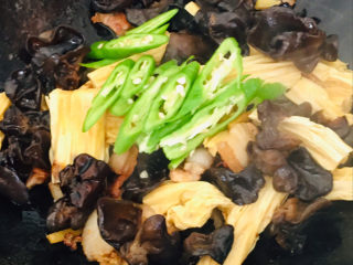 15、腐竹炒木耳,加青椒～