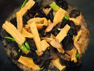 16、腐竹炒木耳,最后加少许水，大火翻炒均匀～