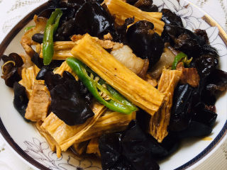 17、腐竹炒木耳,装盘～