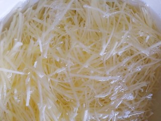 4、炝土豆丝,放凉水里洗两遍，把淀粉洗掉，最好在清水里泡一会儿。