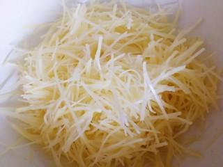 5、炝土豆丝,捞出。
