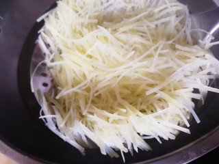 9、炝土豆丝,捞出。