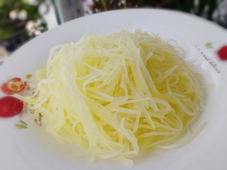 11、炝土豆丝,控水捞出。