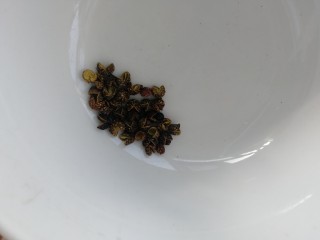 13、炝土豆丝,准备麻椒粒。