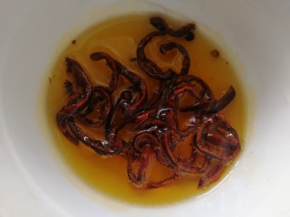 16、炝土豆丝,把锅里的油浇在干辣椒碗里，好香。