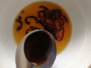 17、炝土豆丝,碗里加半勺酱油。