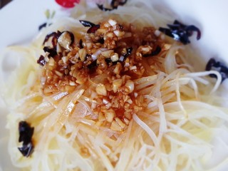 22、炝土豆丝,倒在土豆丝上，上下拌匀即可。