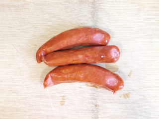 5、火腿娃娃菜,香肠洗净，控干水分