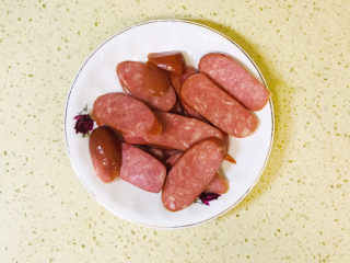 6、火腿娃娃菜,切成斜片备用