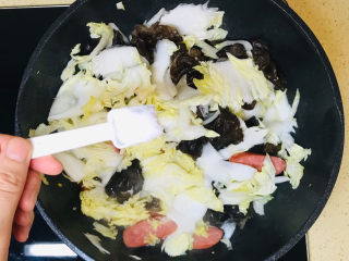 15、火腿娃娃菜,撒上盐调味