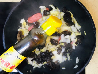 17、火腿娃娃菜,一直翻炒至娃娃菜恹恹后，淋上香油提香，就可以关火起锅了