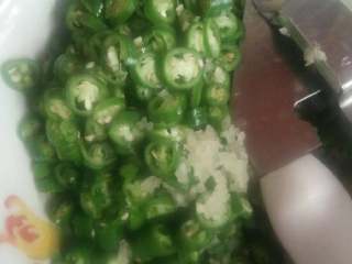 1、尖椒不辣的尖椒。,吧辣椒切成一个小圈。