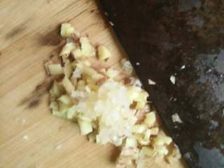 2、尖椒不辣的尖椒。,把姜蒜切很小粒