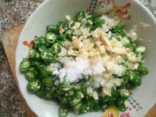 3、尖椒不辣的尖椒。,把姜蒜，酱油，鸡粉，盐，放到辣椒里面去。