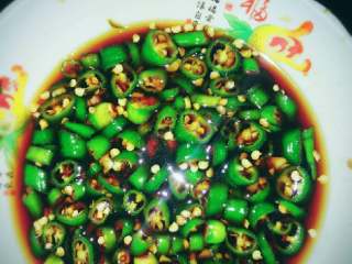 4、尖椒不辣的尖椒。,把全部材料放进去搅拌，两三个小时之后就可以吃了。如果不要太辣就放六个小时，也可放在冰箱。