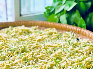 4、香辣萝卜干,从田间到餐桌,放到干净盆中加食盐揉搓后,放到通风的工具中在太阳底下晒到萝卜卷曲,用手摸还有弹性时,就可以收起来储存了,随吃随取。