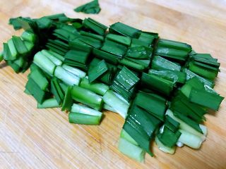 9、香辣萝卜干,从田间到餐桌,韭菜切小。