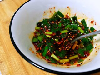 10、香辣萝卜干,从田间到餐桌,和辣椒面一起放入碗中,热锅中加入油,烧热,倒入碗中,在滋啦啦的响声中香味扑鼻而来。不喜欢吃辣的可以不放或者少放辣椒,我用的这个辣椒面看上去红红的,但一点也不辣,人有时候很奇怪,有那么几天就喜欢吃重口味的食物。