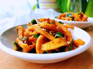 12、香辣萝卜干,从田间到餐桌,尝一下,味道刚刚好,特别的美味,萝卜干在制作过程中本身有盐,所以这儿我没有放,如果在制作萝卜干时,没有加盐的,在调味过程中灵活掌握放入盐,虽说盐吃多了对健康有很大的危害,但没盐的食物是难以下咽的,适当即可。