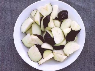 2、红烧茄子,将茄子洗净后切滚刀。