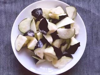 3、红烧茄子,将一勺盐撒在茄子上，在用手抓匀腌制15分钟，去掉水分