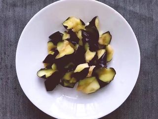 6、红烧茄子,炸至茄子由硬变软时取出，将油沥干待用。