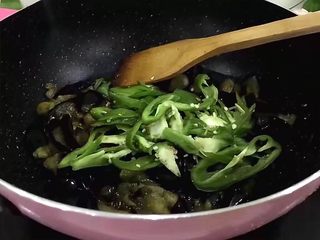 10、红烧茄子,加入切好的青椒丝入锅中