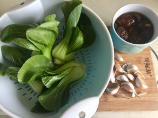 1、蚝油香菇青菜,上海青五小颗，干香菇洗去浮灰，温水提前泡发（也可以用鲜香菇），蒜大半头，多放点蒜更香