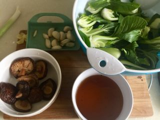 2、蚝油香菇青菜,青菜纵切一分为四，清洗干净，蒜剥皮清洗，泡发好的香菇捞出挤去水份备用，泡发香菇水保留