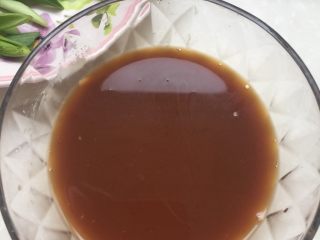 3、蚝油香菇青菜,取一小碗，加入两勺蚝油，一勺生抽，一小勺白糖，适量清水，少许生粉，搅拌均匀，尝下咸淡，根据个人口味添加少许食盐