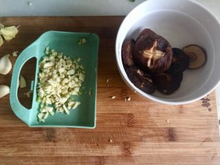 4、蚝油香菇青菜,蒜切蒜蓉，香菇去蒂切花刀