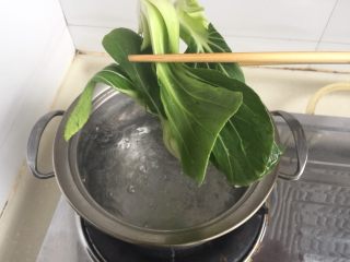 5、蚝油香菇青菜,坐锅烧水，（刚才的步骤都可以在烧水时准备）水开加入少许食用油一点盐，加入青菜，烫一分钟左右捞出