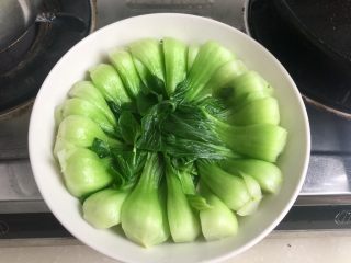 6、蚝油香菇青菜,烫好的青菜，摆盘备用