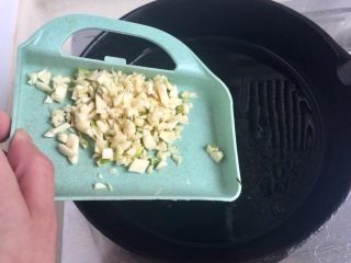 7、蚝油香菇青菜,热锅冷油，加入蒜蓉煸香