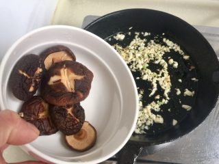 8、蚝油香菇青菜,香菇花刀面朝下放入锅中，先用油煎一下