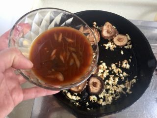 9、蚝油香菇青菜,倒入调好的调味汁（花刀切下的香菇碎我也加进去了）